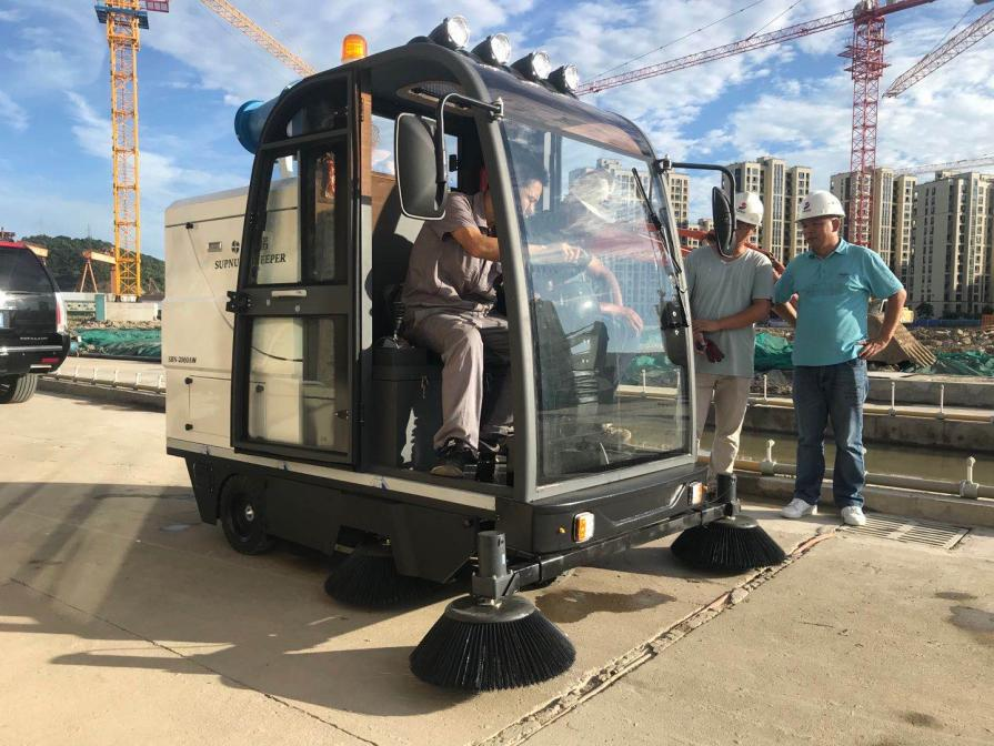 塔城龙海市电动清扫车：现代城市清洁的新解决方案